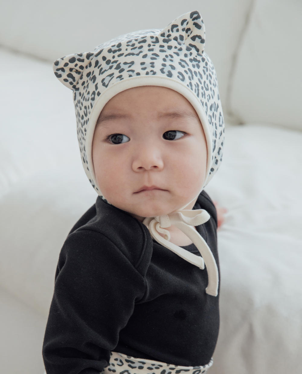 ソフトでふわもち、レオパード柄の猫耳ボンネット