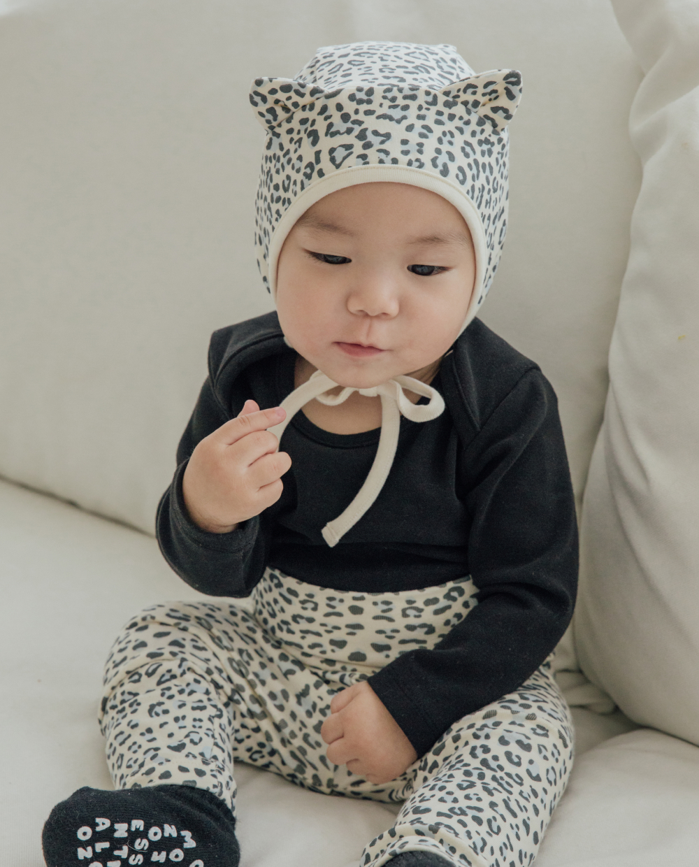 ソフトでふわもち、レオパード柄の猫耳ボンネット