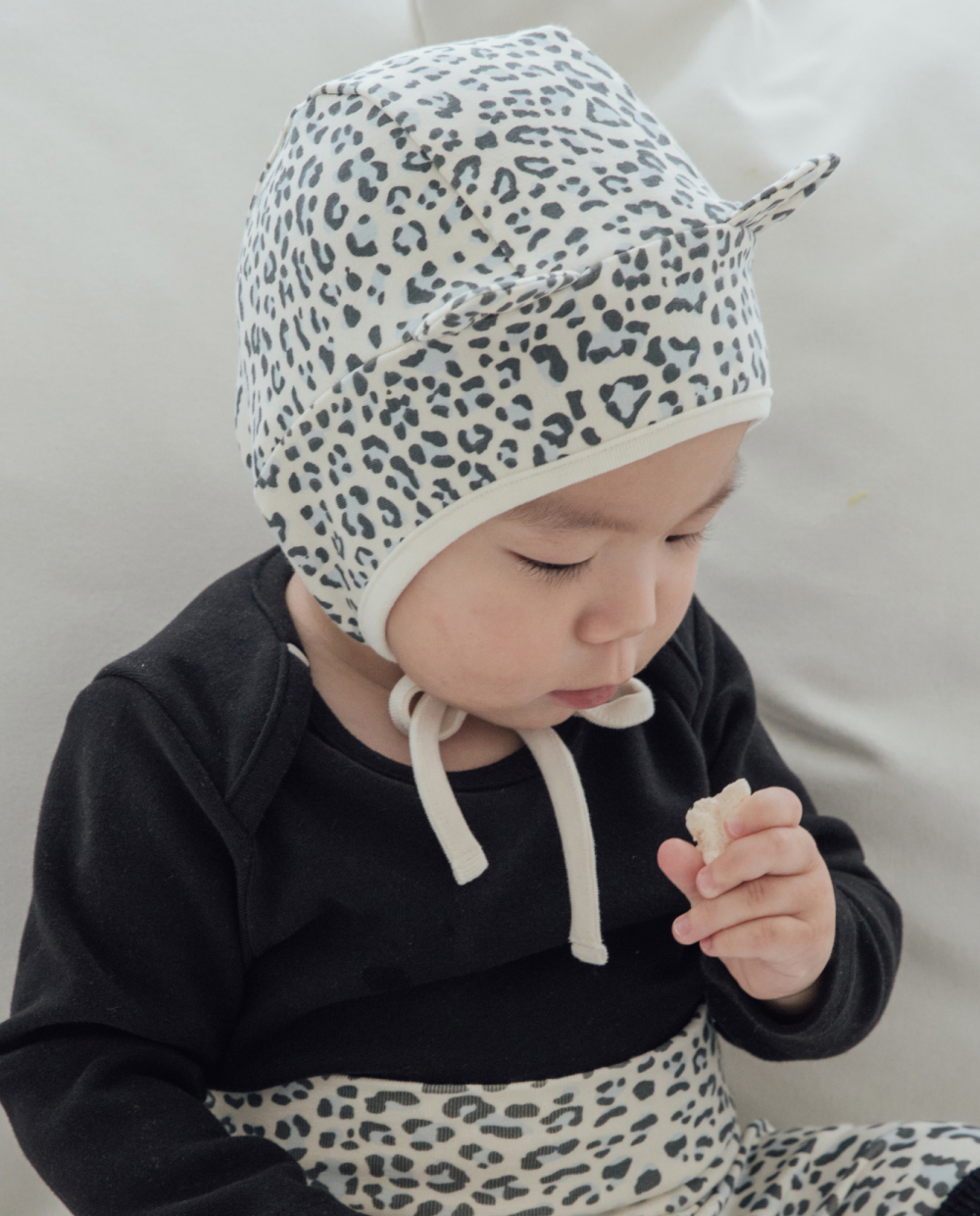 ソフトでふわもち、レオパード柄の猫耳ボンネット