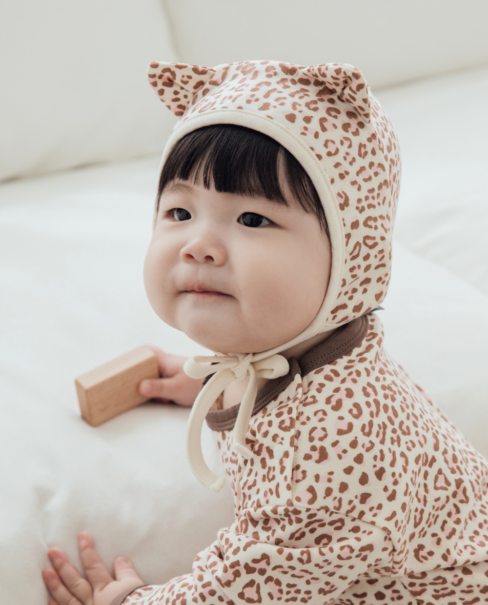 ソフトでふわもち、レオパード柄の猫耳ボンネット