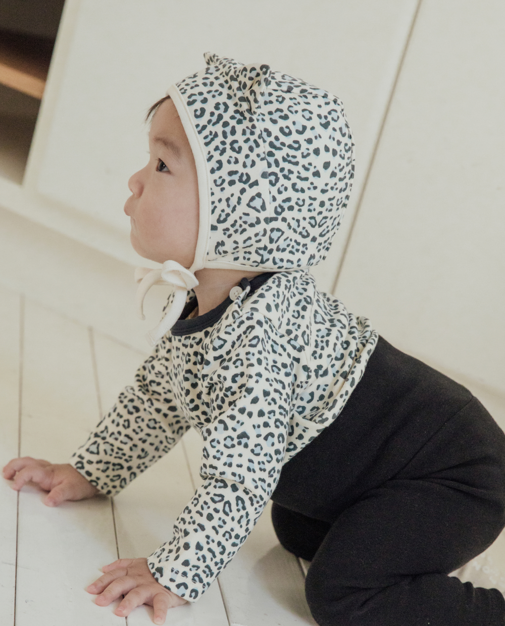 ソフトでふわもち、レオパード柄の猫耳ボンネット