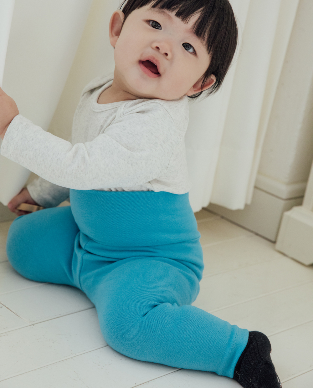 ソフトリーでふんわりもちもち、ゆったりフィットでお腹までしっかりカバーするレギンス
