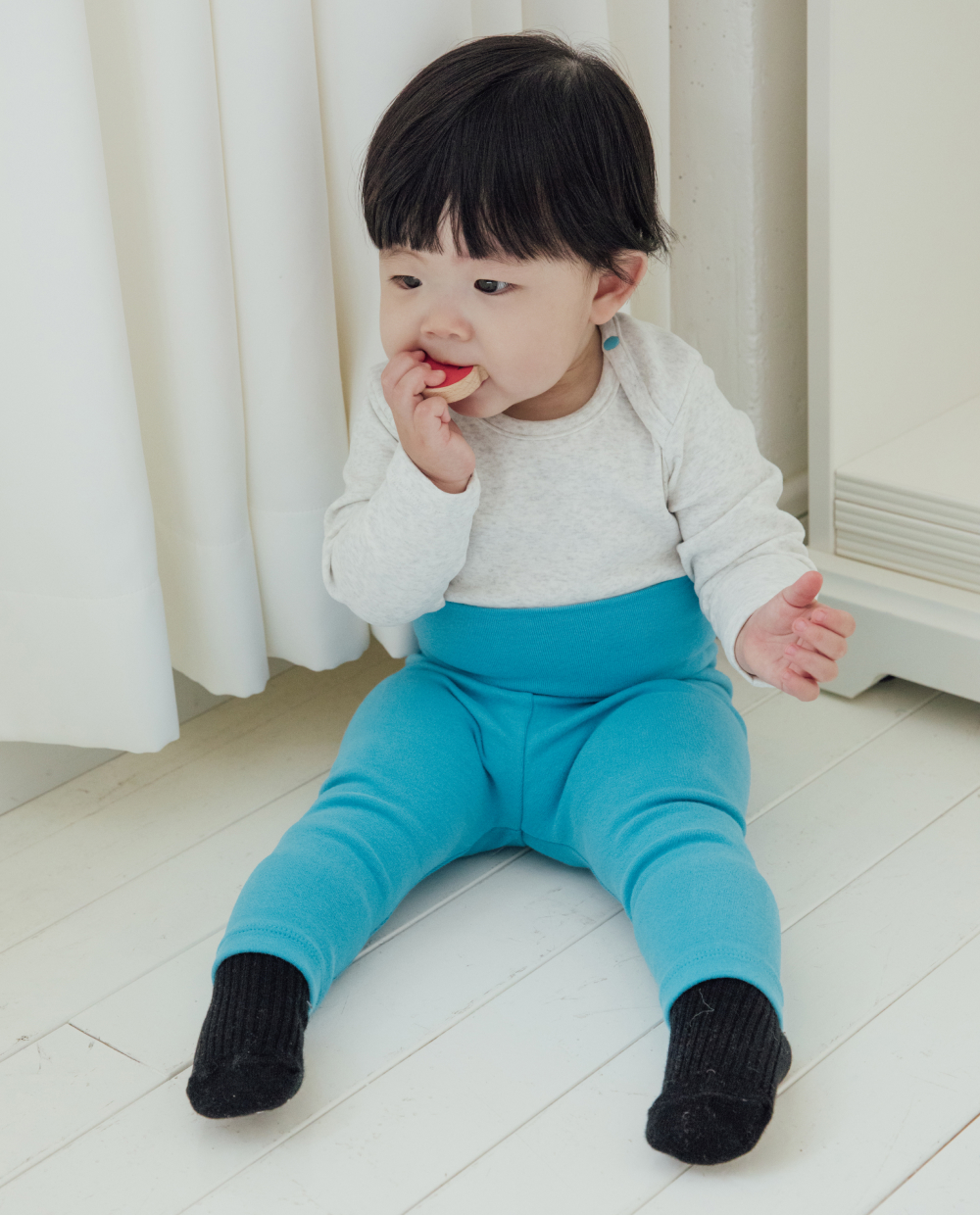 ソフトリーでふんわりもちもち、ゆったりフィットでお腹までしっかりカバーするレギンス