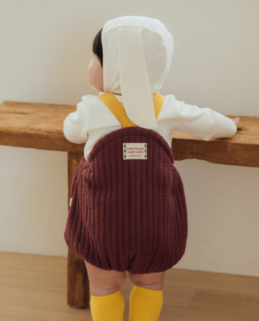 ふっくらとした三重キルティング、サスペンダー配色ロンパース