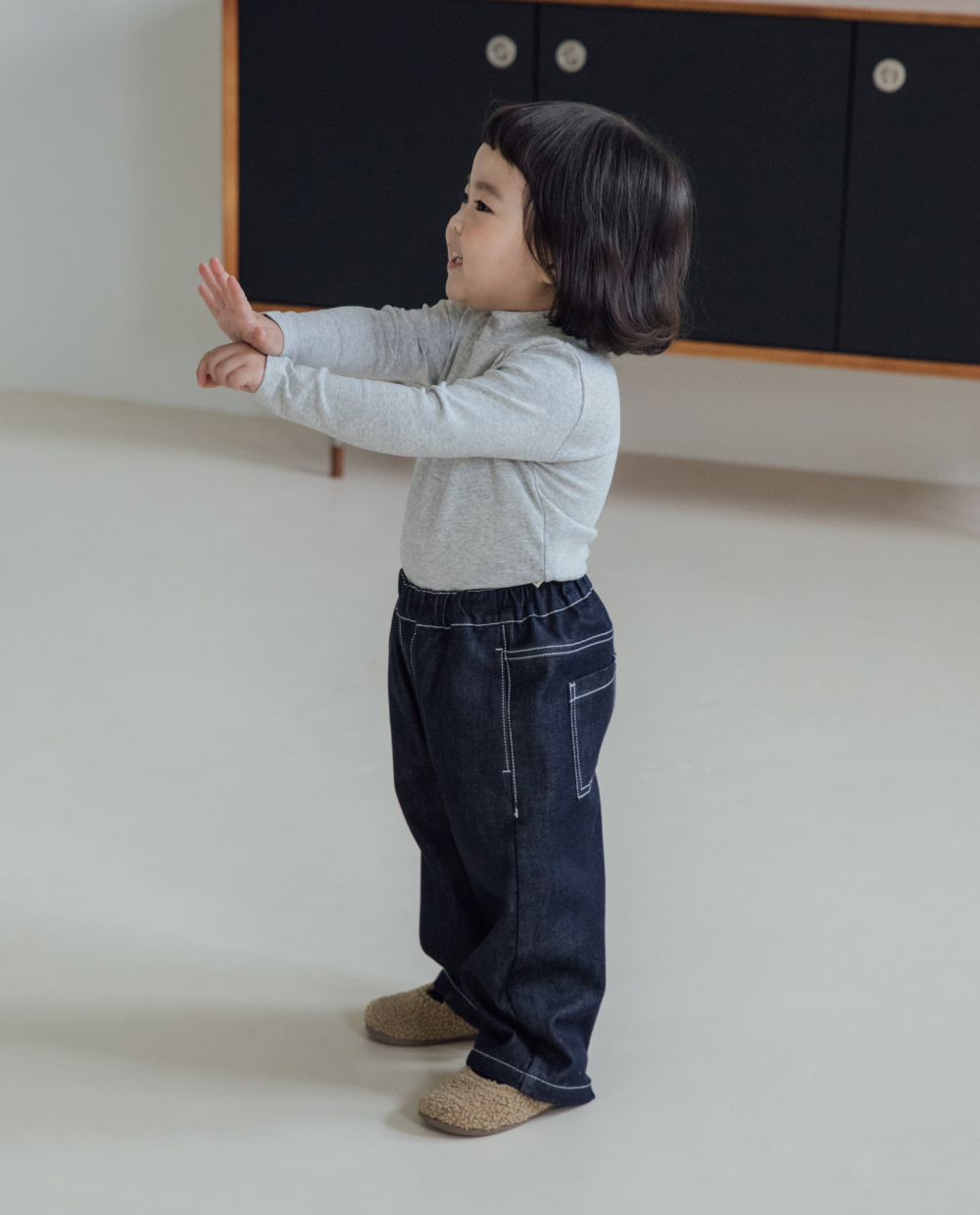 [起毛] しっとりストレッチ カーブド デニムパンツ