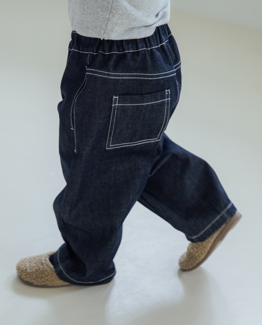 [起毛] しっとりストレッチ カーブド デニムパンツ
